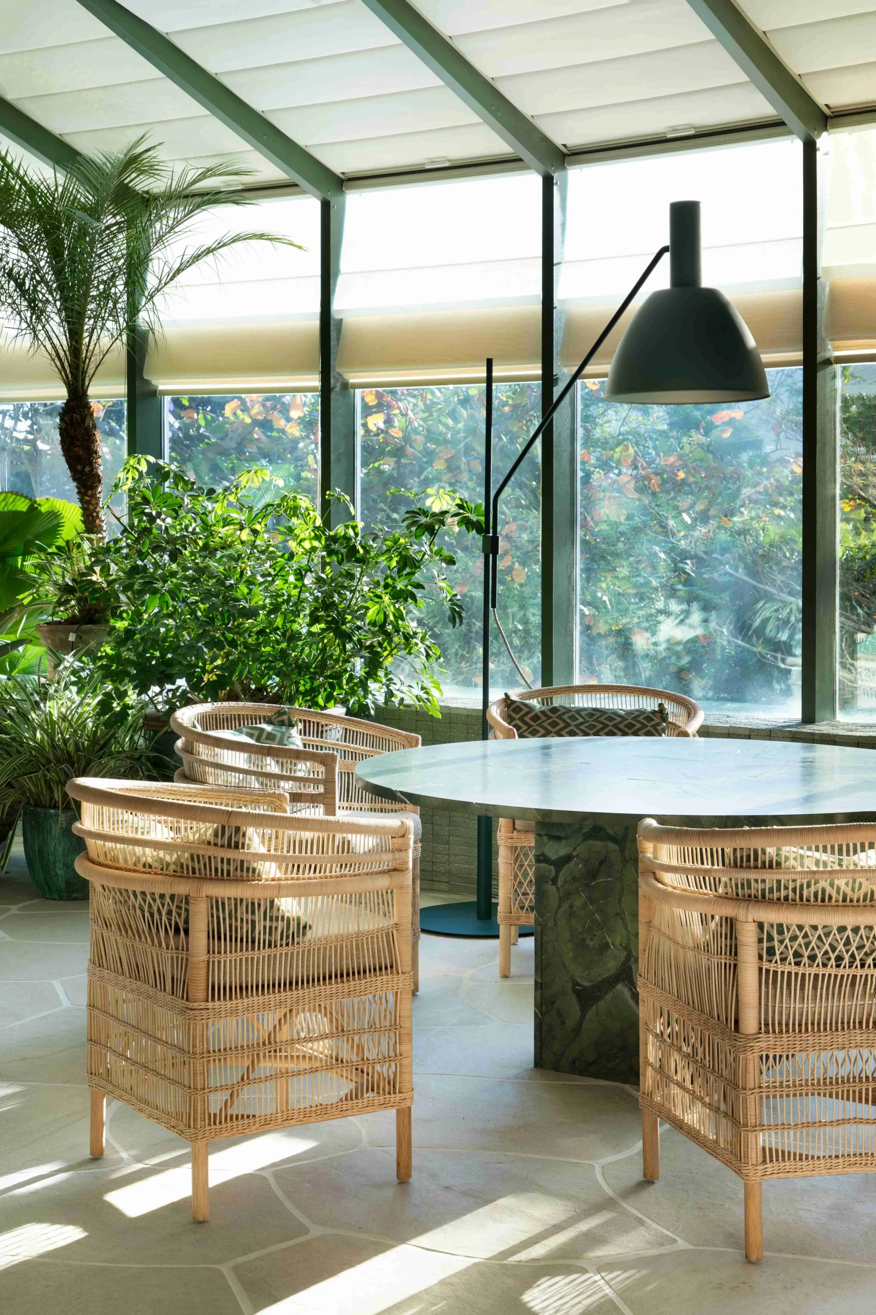 cortina romana com paisagismo