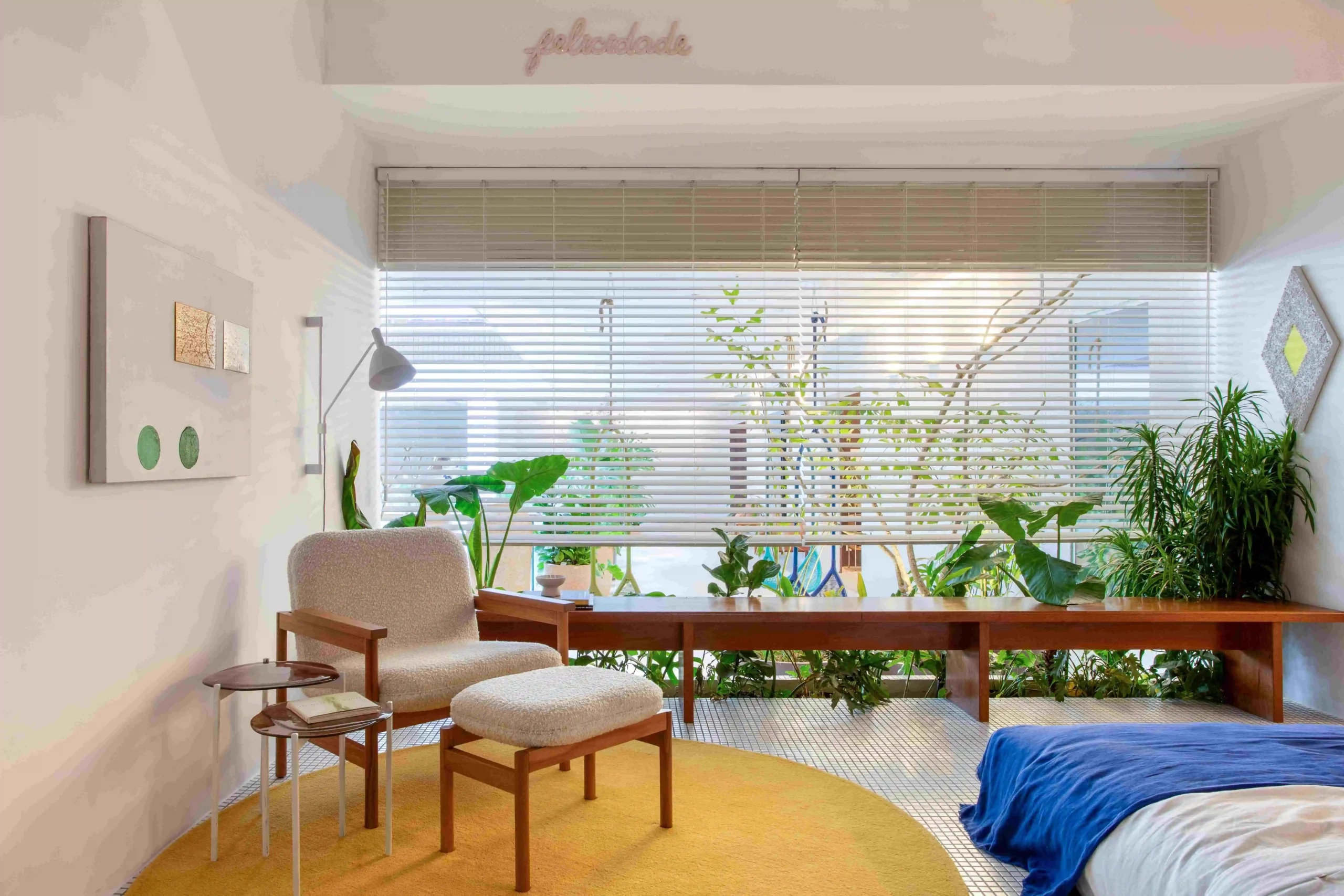 persiana de madeira branca no quarto