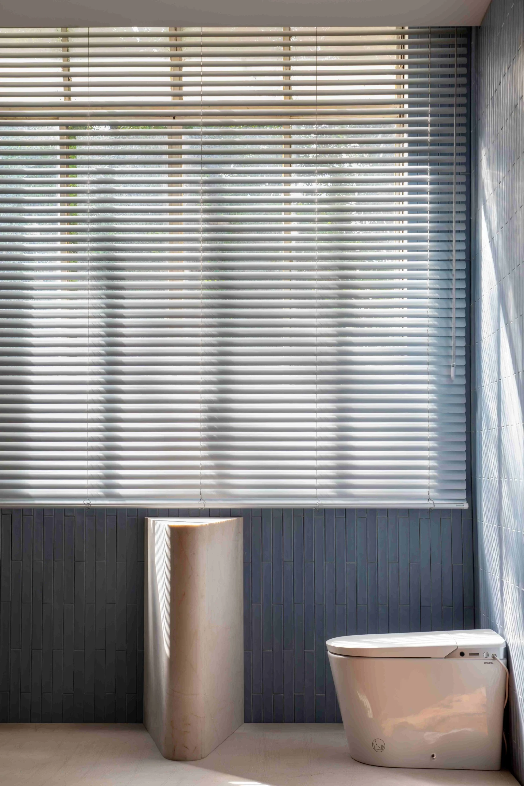 persiana de alumínio no banheiro