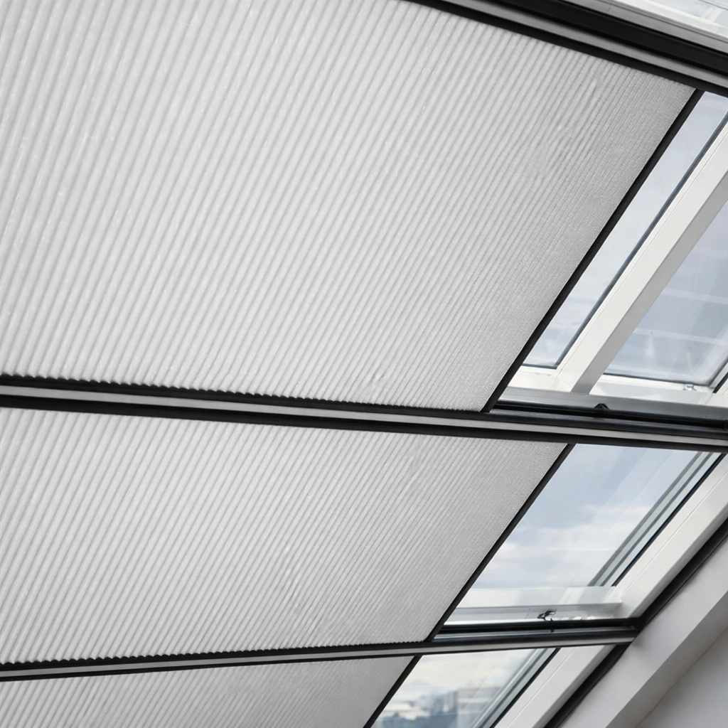 Cortinas para embarcação: como garantir conforto térmico, proteção solar e eficiência energética 5 cortina duette skylift para teto e claraboias