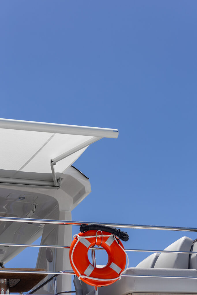 detalhe toldo em barco da hunter douglas