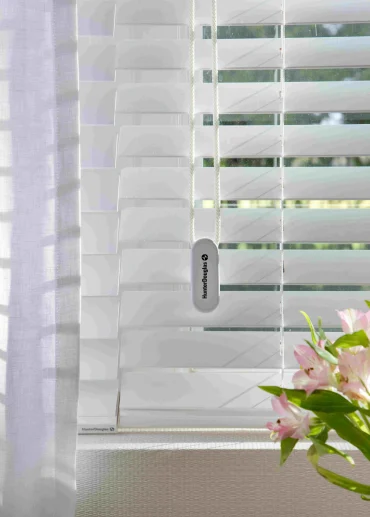 persiana de madeira branca