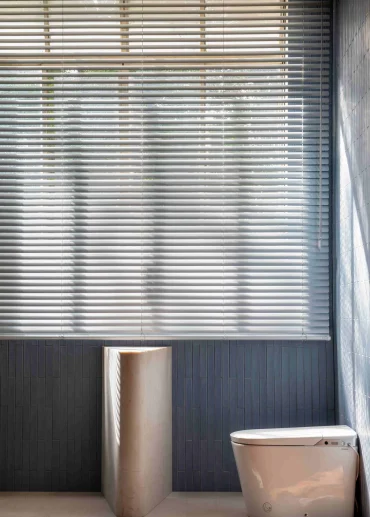 persiana de alumínio no banheiro
